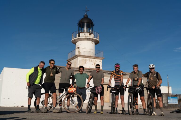 Kilómetro 0 es un proyecto que nace de la idea de crear cuatro recorridos ciclables que atraviesen la península Ibérica de costa a costa,