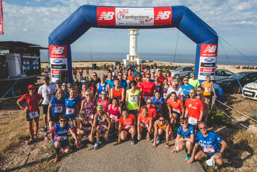 Descubre el Formentera to Run: Una carrera única en la hermosa isla de Formentera, recorriendo 60 km en cinco etapas, corriendo o paseando.