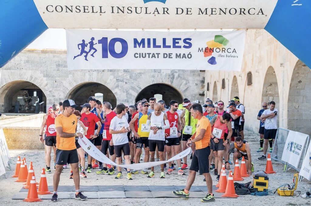 10/5 Milles Ciutat de Maó se celebrará el 27 de mayo. Está patrocinada por la Fundació Foment de Turisme y apoya la lucha contra el cancer.