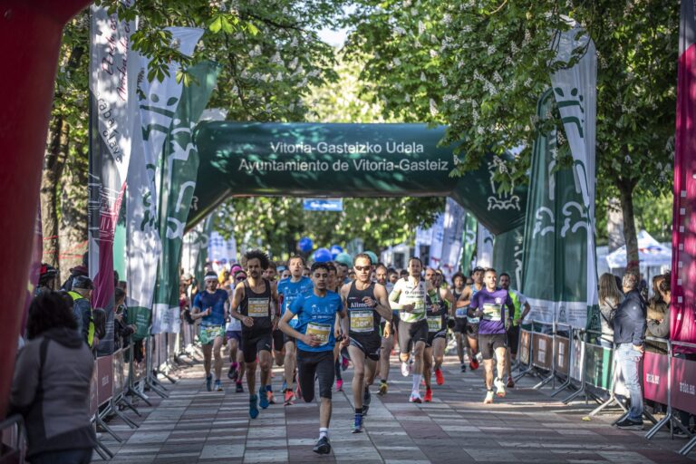 La Maratón Martín Fiz vuelve al centro de Vitoria-Gasteiz. La carrera ha sido homologada por la Real Federación Española de Atletismo.