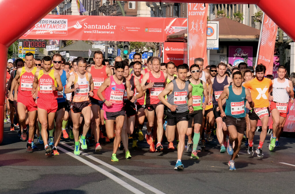 La XI edición del Medio Maratón de Santander es un éxito rotundo con destacados campeones y una participación de 2000 corredores.