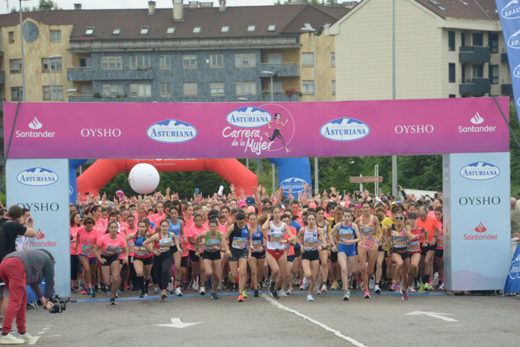 La ciudad de Gijón se ha vestido de rosa una vez más para acoger la Carrera de la Mujer Central Lechera Asturiana 2023.